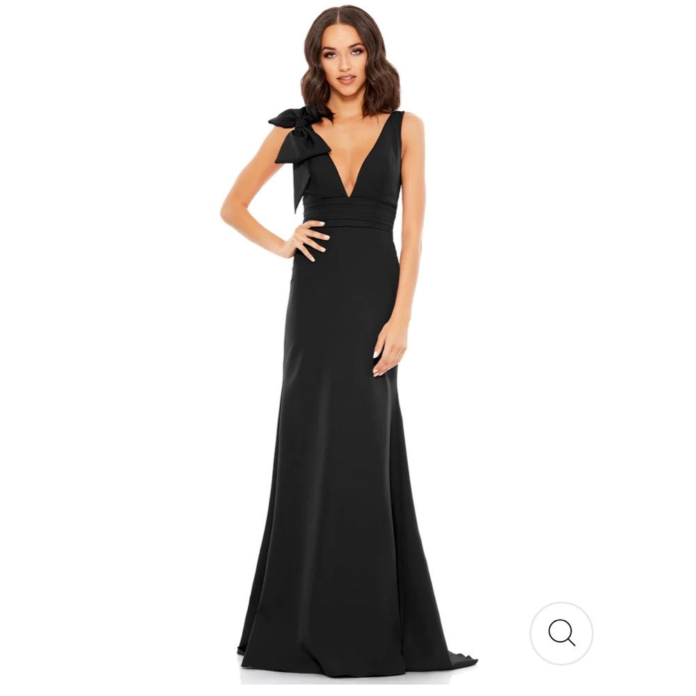 Mac Duggal Bow Shoulder V-neck Gown- size 6 never worn